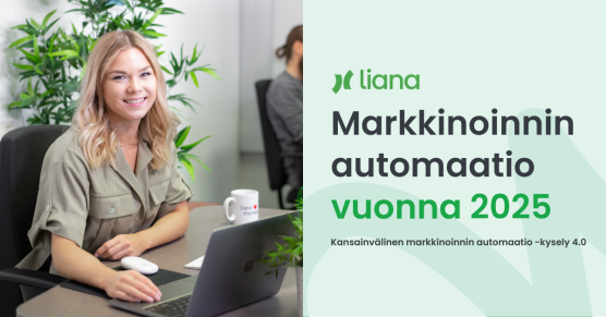 nainen hymyilee ja lukee kannettavalta tietokoneelta Lianan Markkinoinnin automaatio vuonna 2025 -opasta