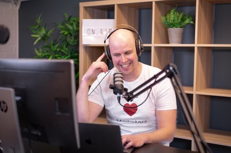 Piirroskuva henkilöistä järjestämässä webinaaria